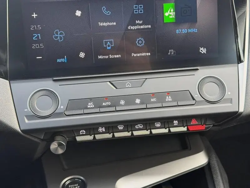 Gros plan sur la console centrale de la Peugeot 308 2024, avec écran tactile et commandes climatisation en finition Active Pack.