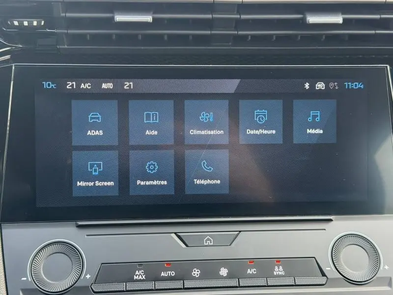 Écran tactile central de la Peugeot 308 2024 affichant les options de climatisation et multimédia, intérieur moderne.