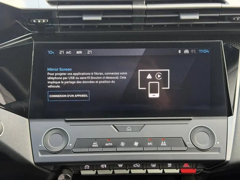 Écran tactile central de la Peugeot 308 2024 en blanc Okénite, affichant l'interface Mirror Screen en intérieur.