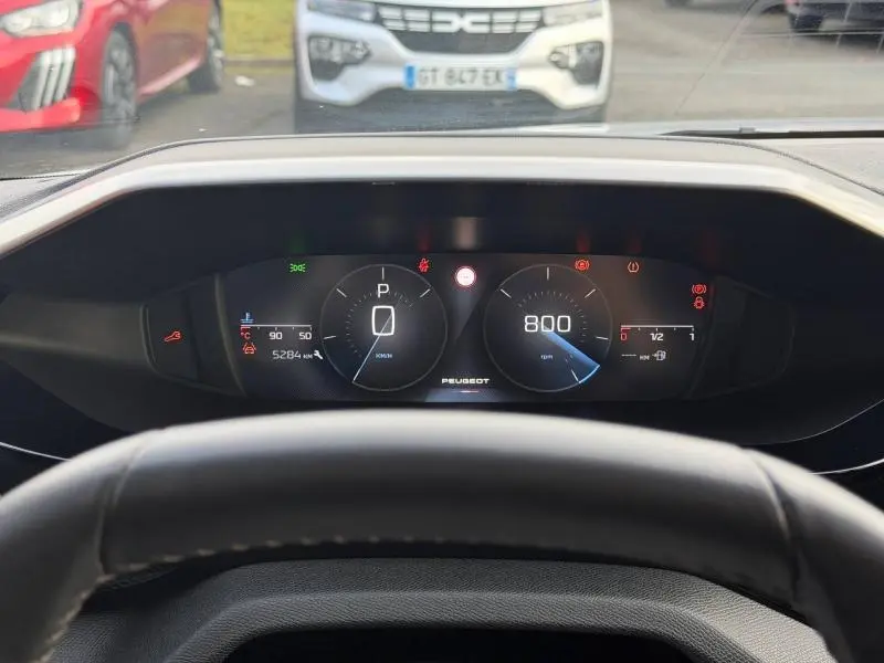 Vue intérieure du tableau de bord numérique de la Peugeot 308 2024, affichant la vitesse et le régime moteur.