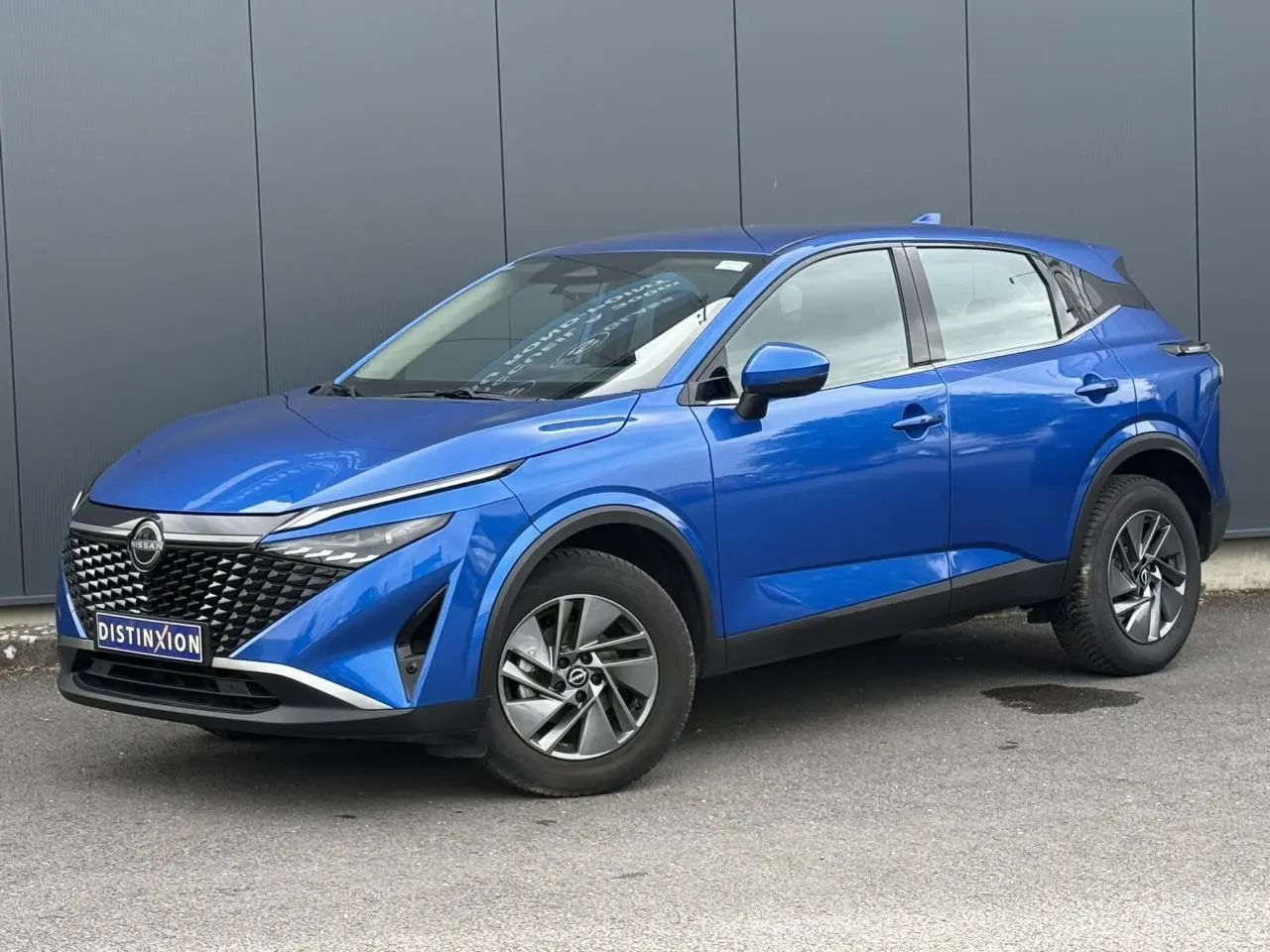 Nissan Qashqai bleu magnétique en 3/4 avant droit, avec calandre noire et jantes alliage 17 pouces.