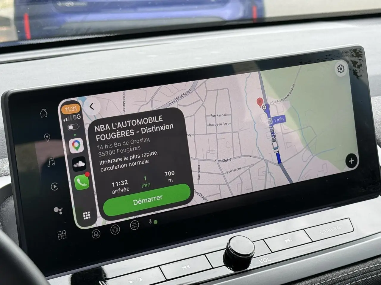 Écran tactile central du Nissan Qashqai 2025 affichant une navigation GPS avec interface Apple CarPlay.