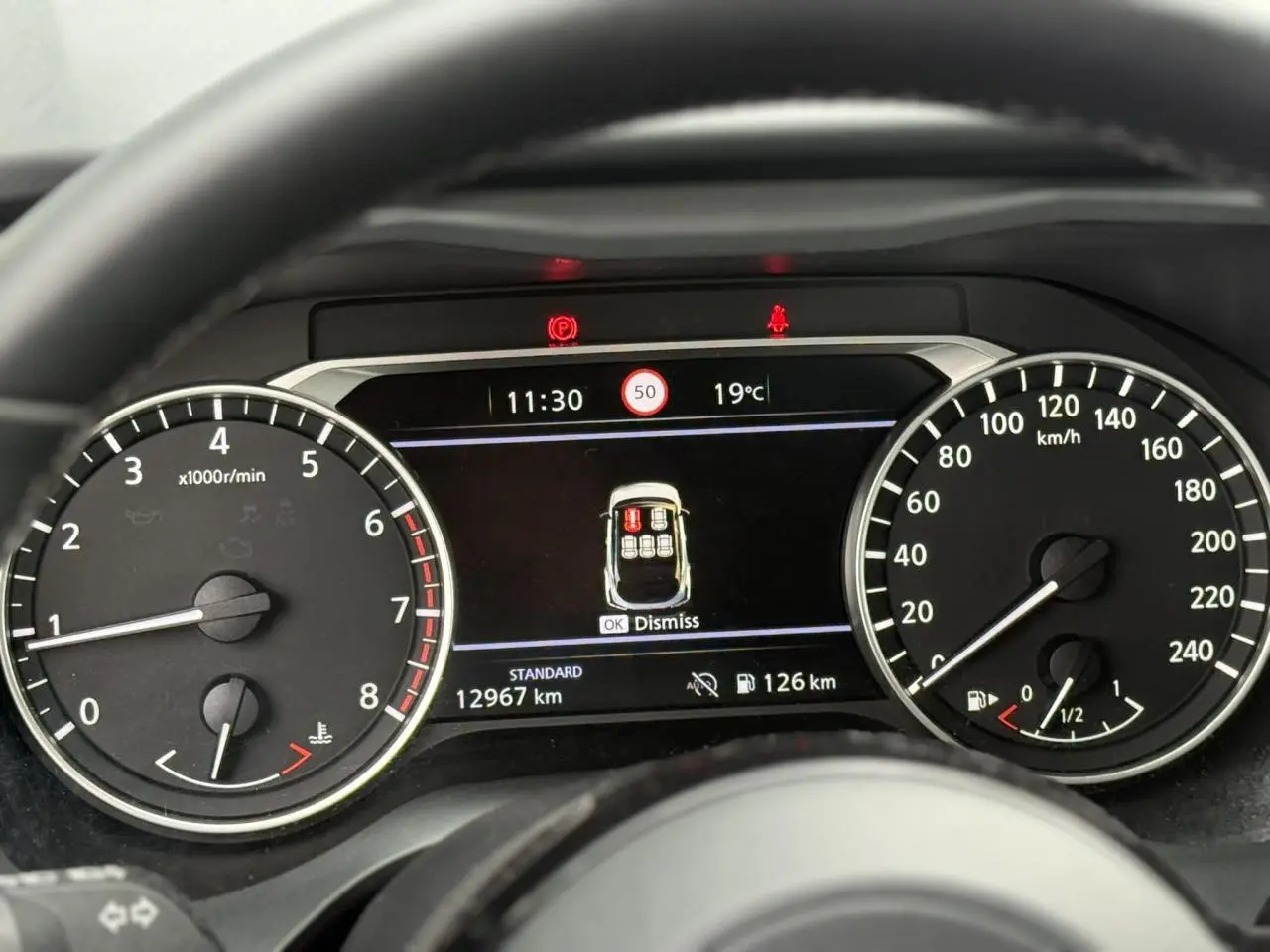Vue rapprochée du combiné d'instrumentation numérique et analogique du Nissan Qashqai 2025, affichage clair et moderne.