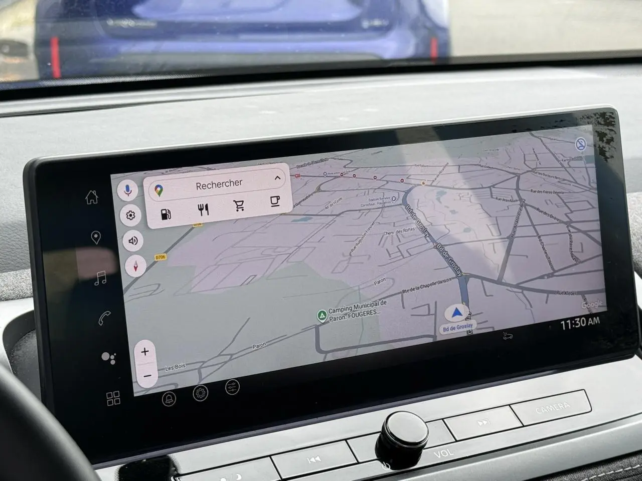 Vue intérieure centrée sur l'écran tactile du tableau de bord du Nissan Qashqai bleu magnétique 2025.