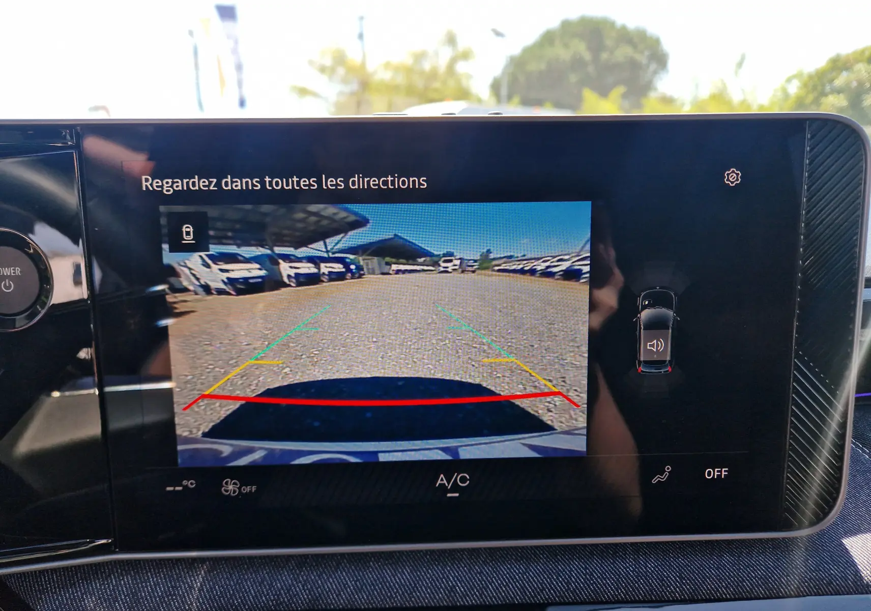 Écran multimédia de la Renault R5 E-TECH 2025 montrant la caméra de recul avec vue arrière et lignes de guidage colorées.