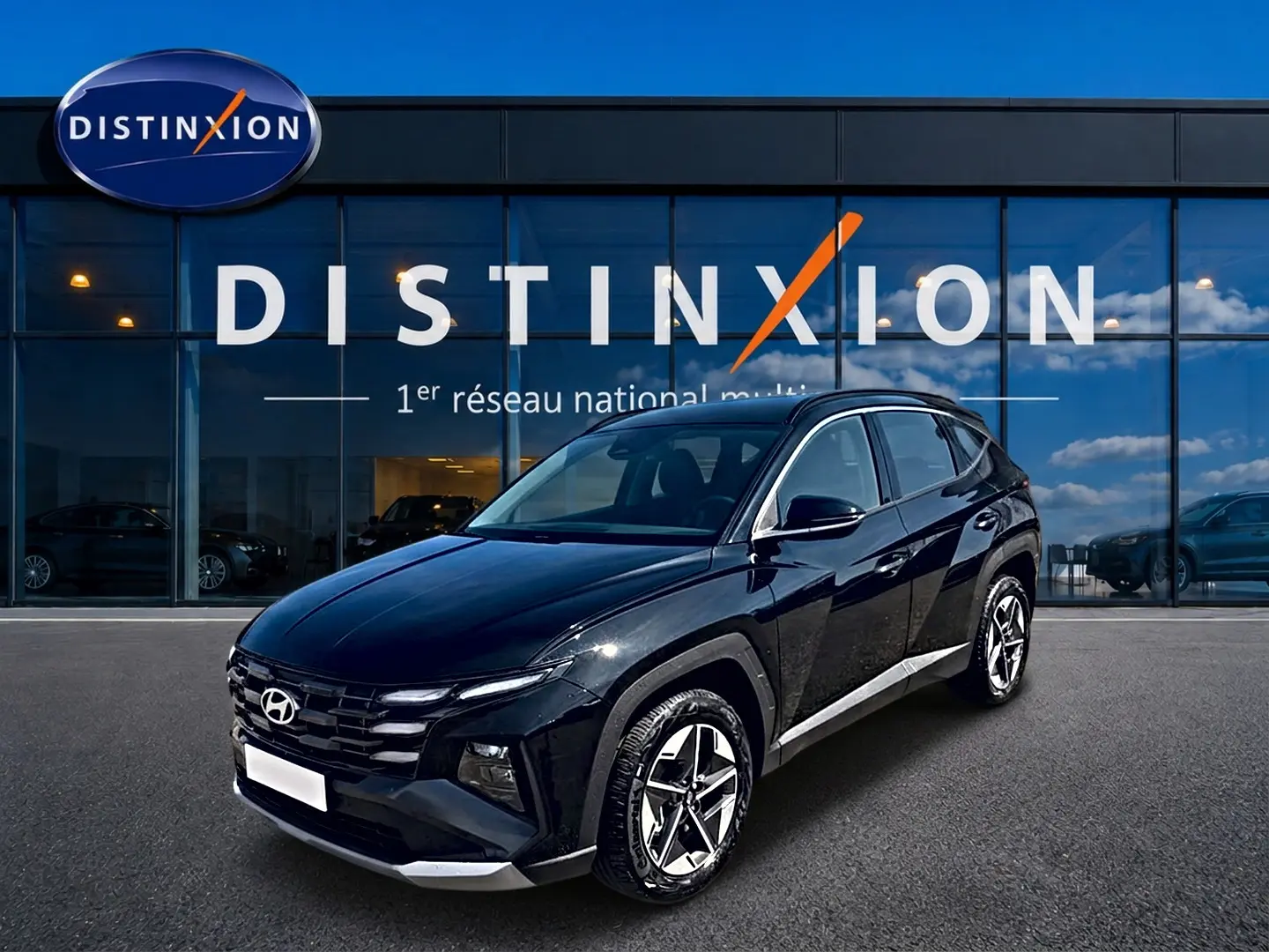 Hyundai Tucson noir 2026 en 3/4 avant droit, avec jantes alu distinctives et calandre moderne.