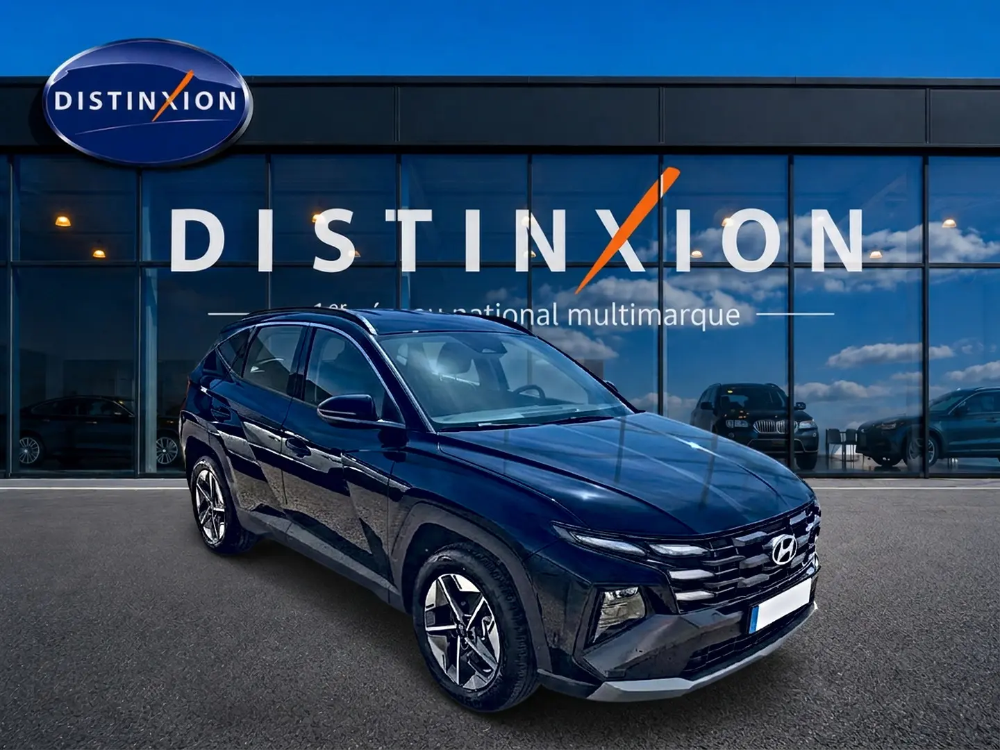 Hyundai Tucson noir 2026 en 3/4 avant droit, avec jantes alu et calandre distinctive devant showroom Distinxion.