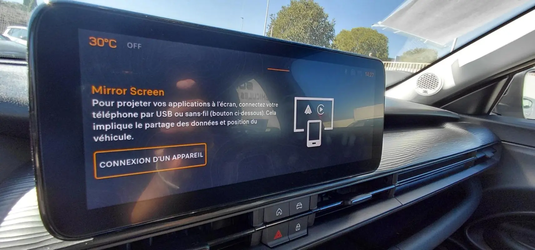 Écran tactile central affichant la fonction Mirror Screen dans l’habitacle du Jeep Avenger 2025, côté droit.