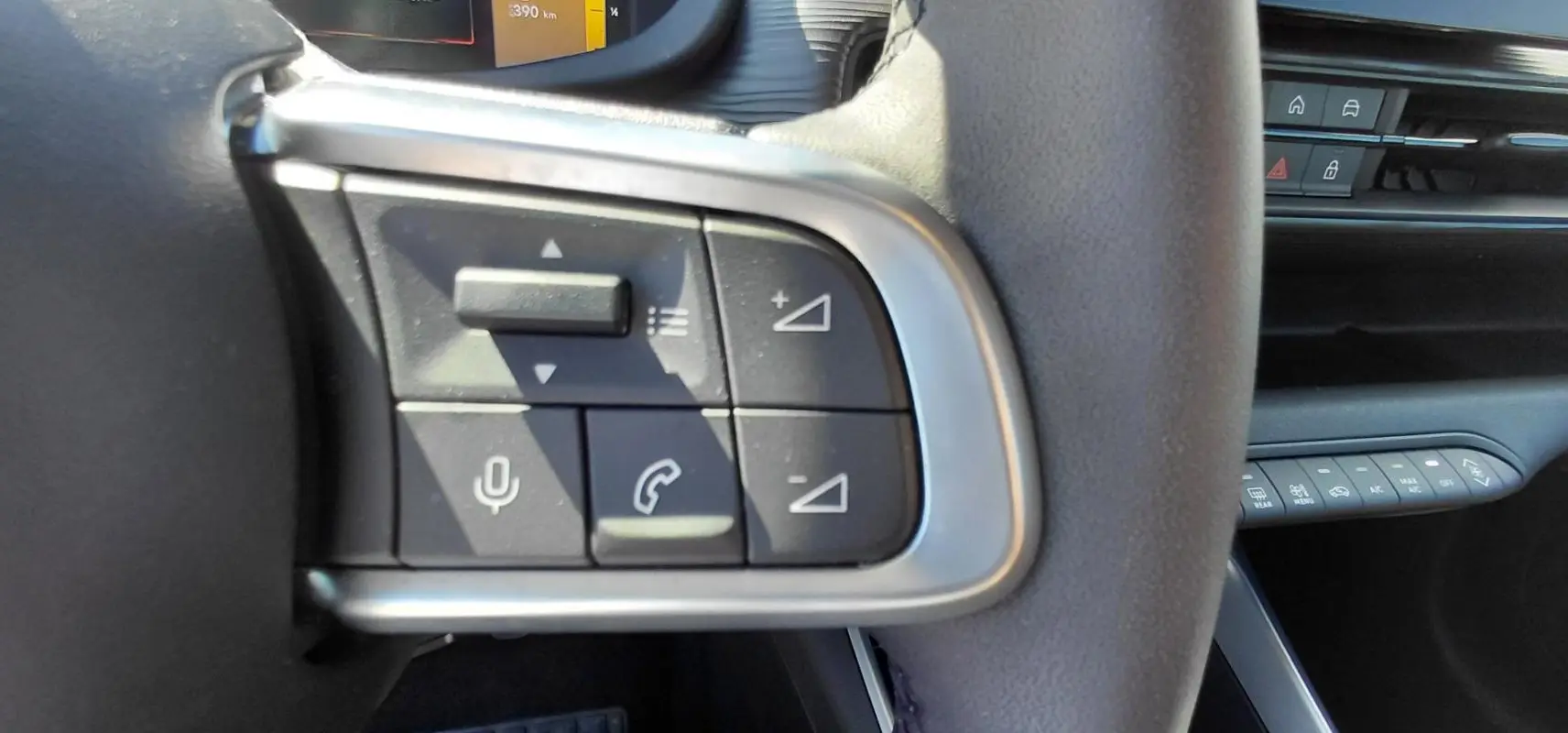 Gros plan sur les commandes au volant côté gauche du Jeep Avenger blanc 2025, version Altitude essence.