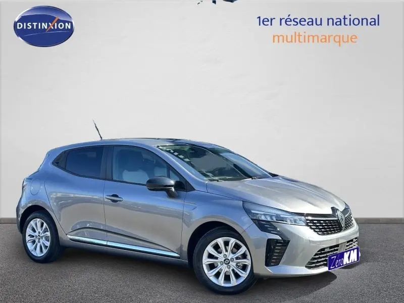 Renault Clio gris Rafale vue 3/4 avant droit, avec jantes alliage et calandre moderne à LED.