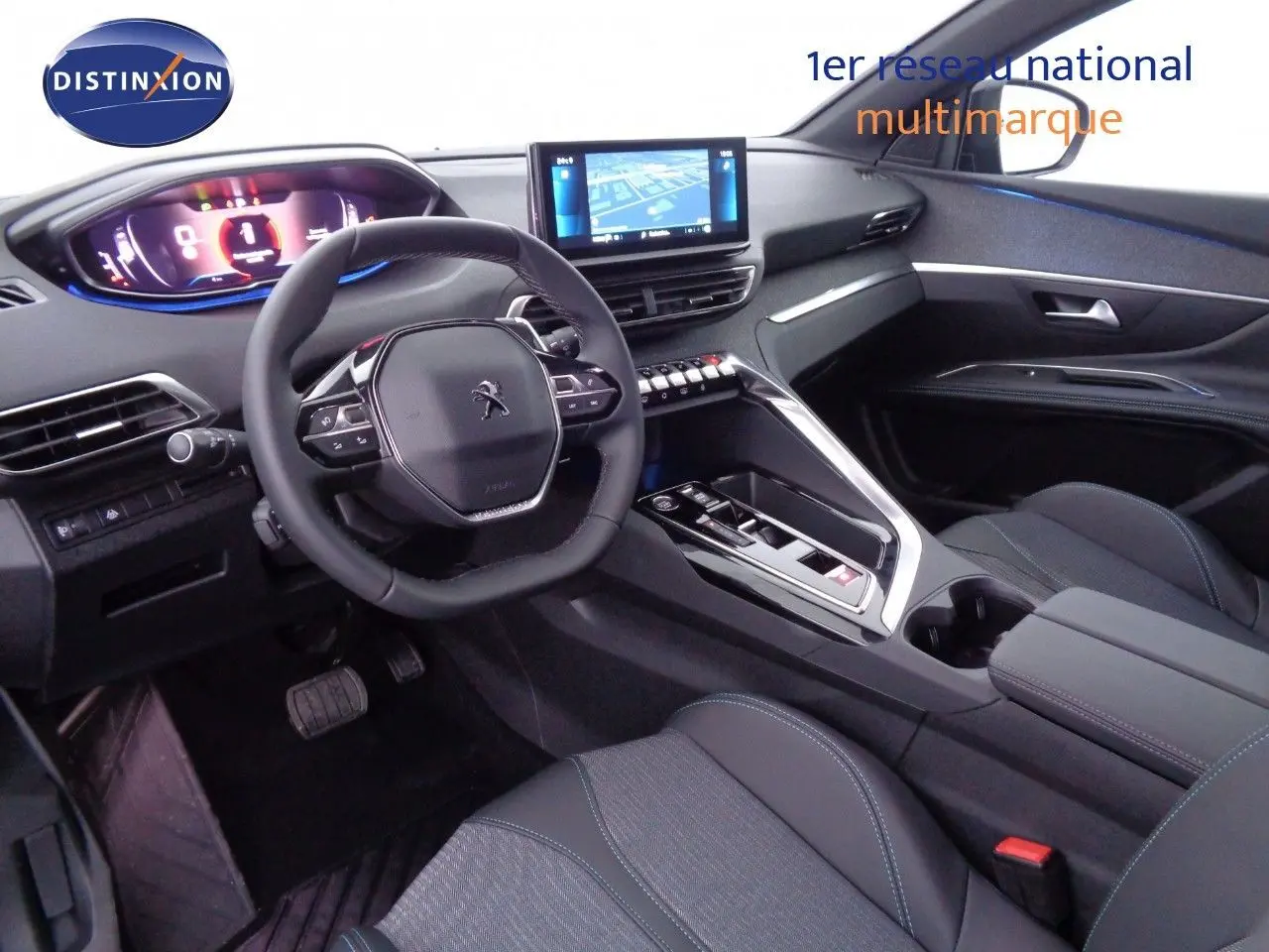 Vue intérieure avant du Peugeot 3008 2023, tableau de bord moderne avec écran tactile et volant compact noir.