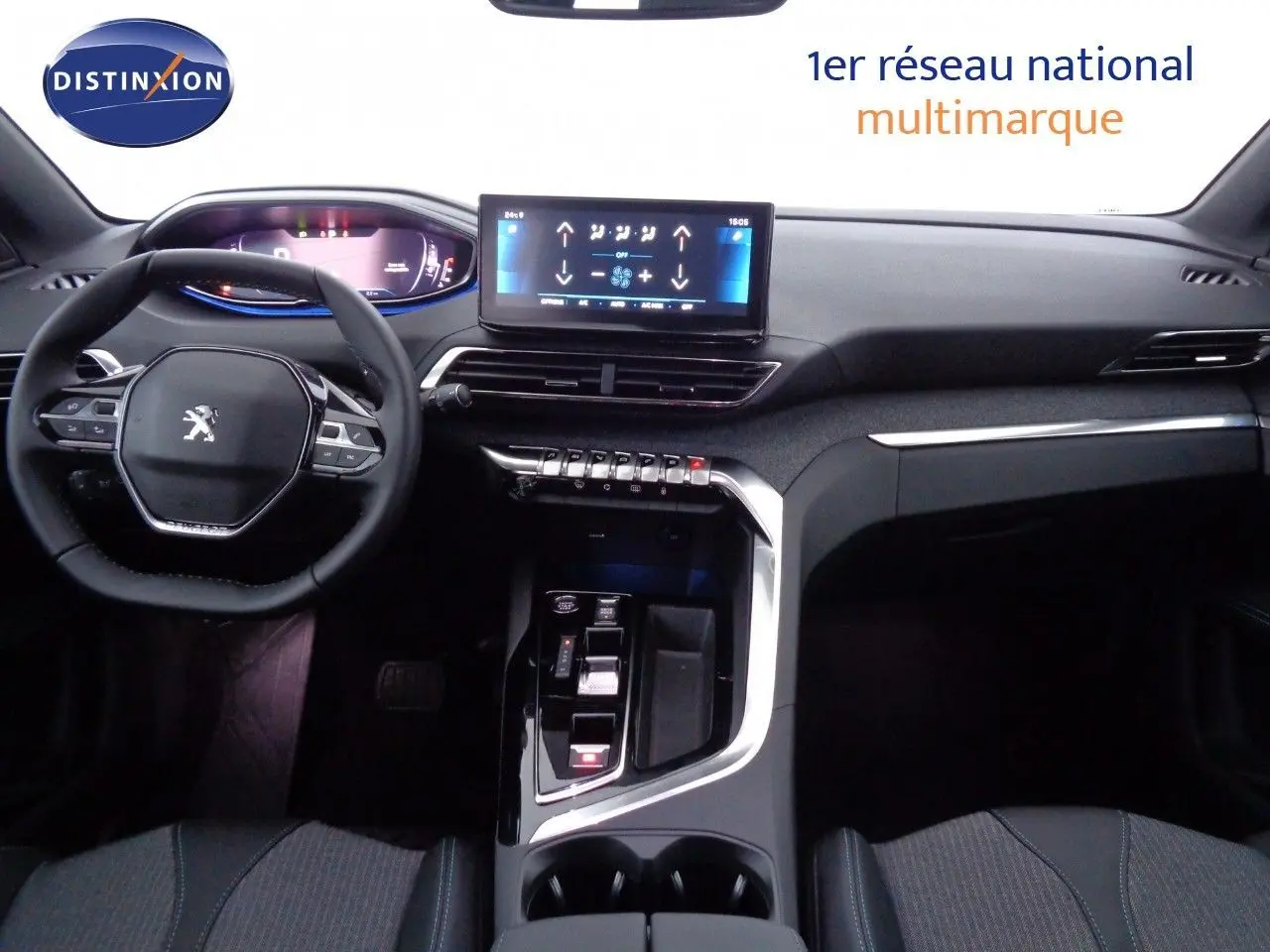 Vue intérieure avant du Peugeot 3008 2023 avec tableau de bord numérique et écran tactile central.