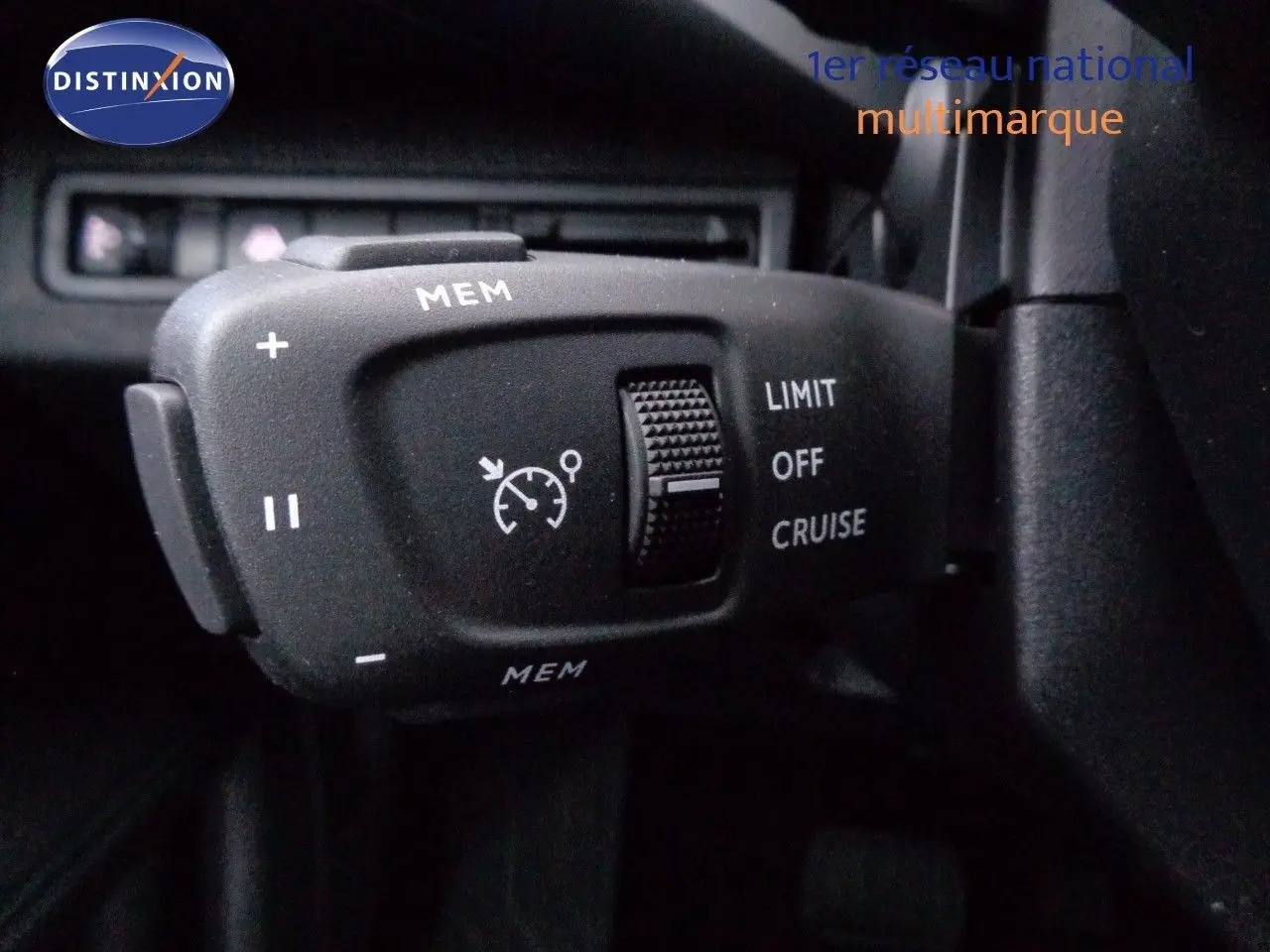 Gros plan sur la commande de régulateur de vitesse du Peugeot 3008 2023, détails des boutons et molette noire.