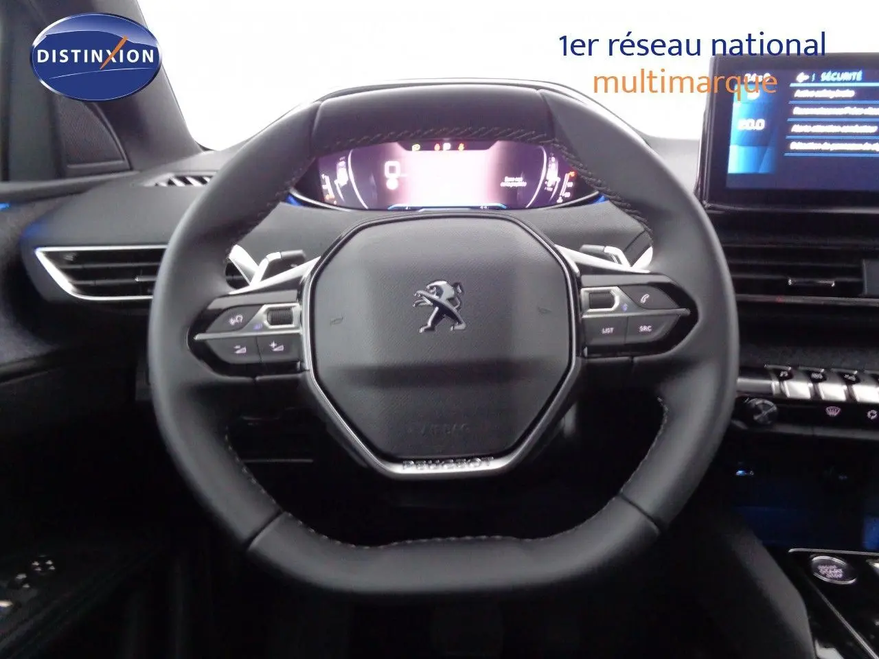 Vue centrée sur le volant du Peugeot 3008 2023, avec commandes intégrées et tableau de bord numérique en arrière-plan.