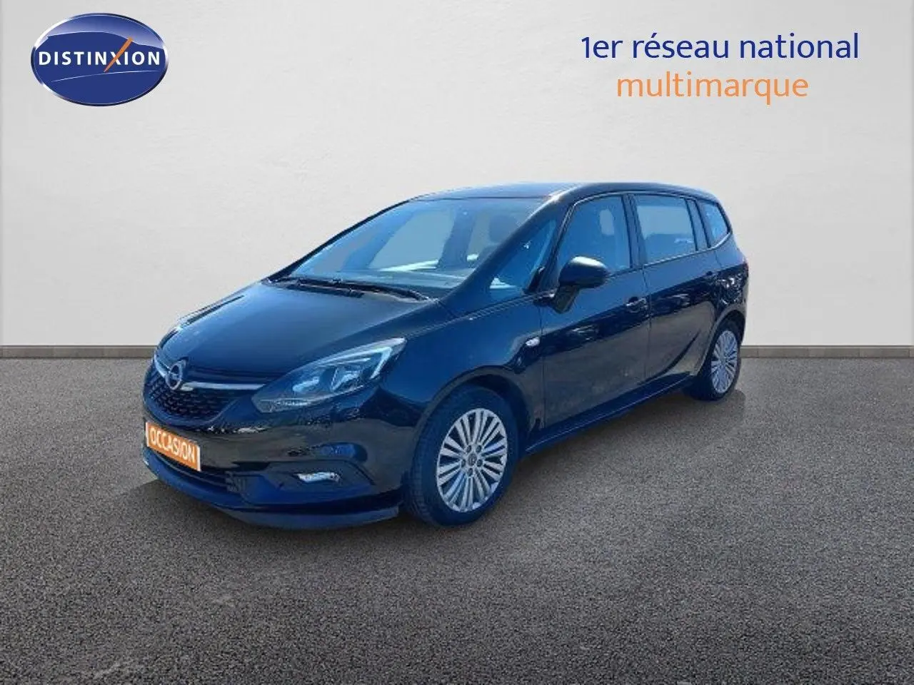 Opel Zafira noir métal en 3/4 avant droit, mettant en valeur ses jantes alliage et ses phares LED.