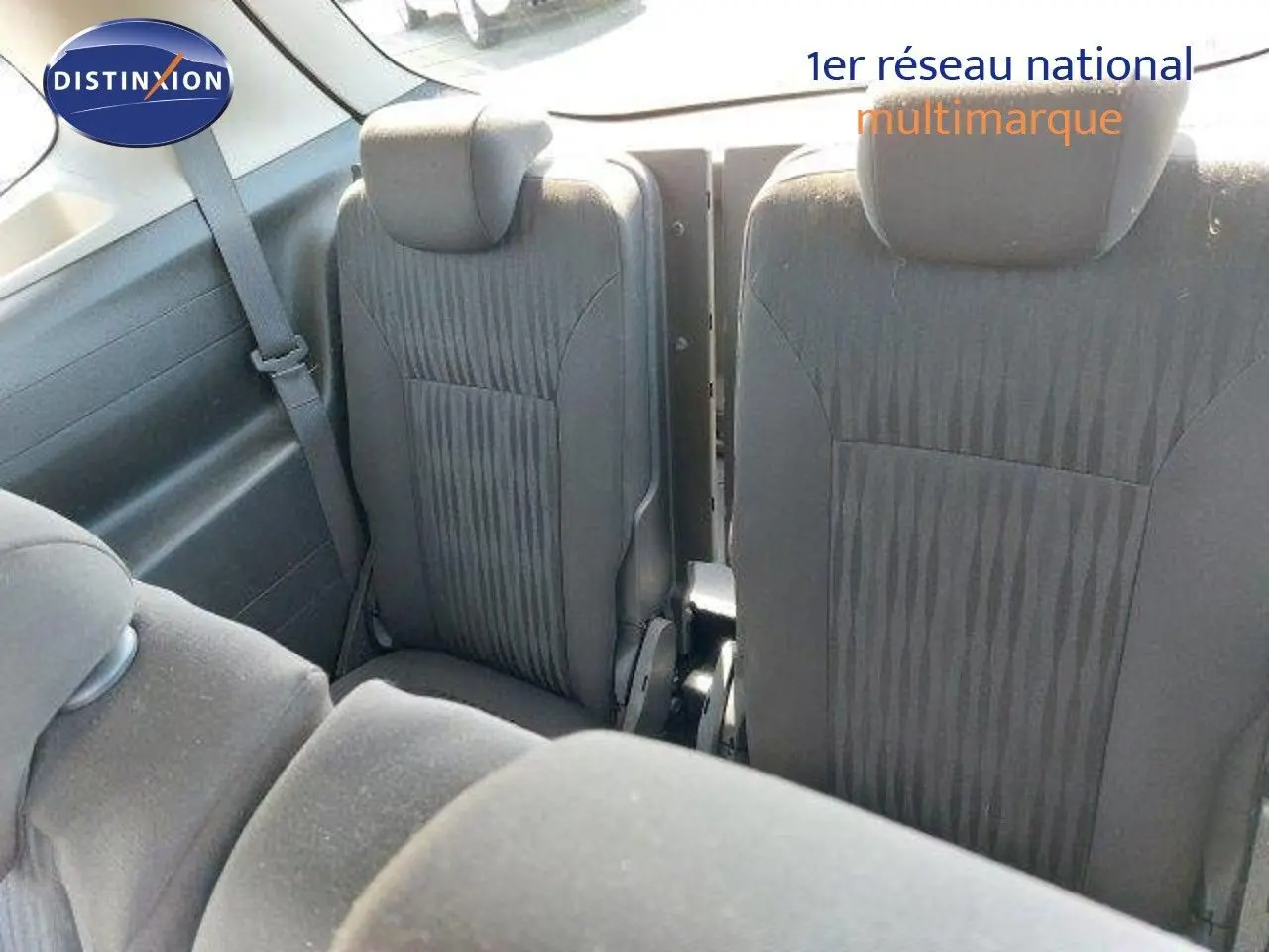 Vue intérieure montrant les sièges arrière en tissu gris foncé de l'Opel Zafira 2017 noir métal 7 places.