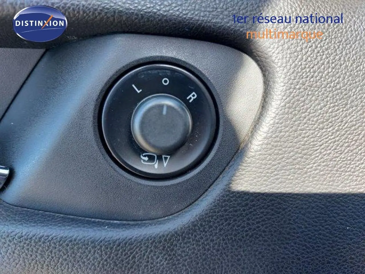 Gros plan sur le bouton de réglage des rétroviseurs dans l'habitacle de l'Opel Zafira noir métal 2017