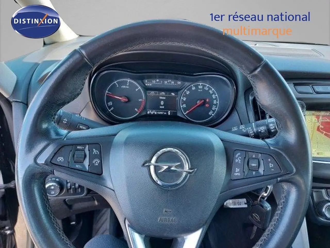 Volant noir de l'Opel Zafira 2017 diesel, vue centrée sur le tableau de bord et commandes au volant.