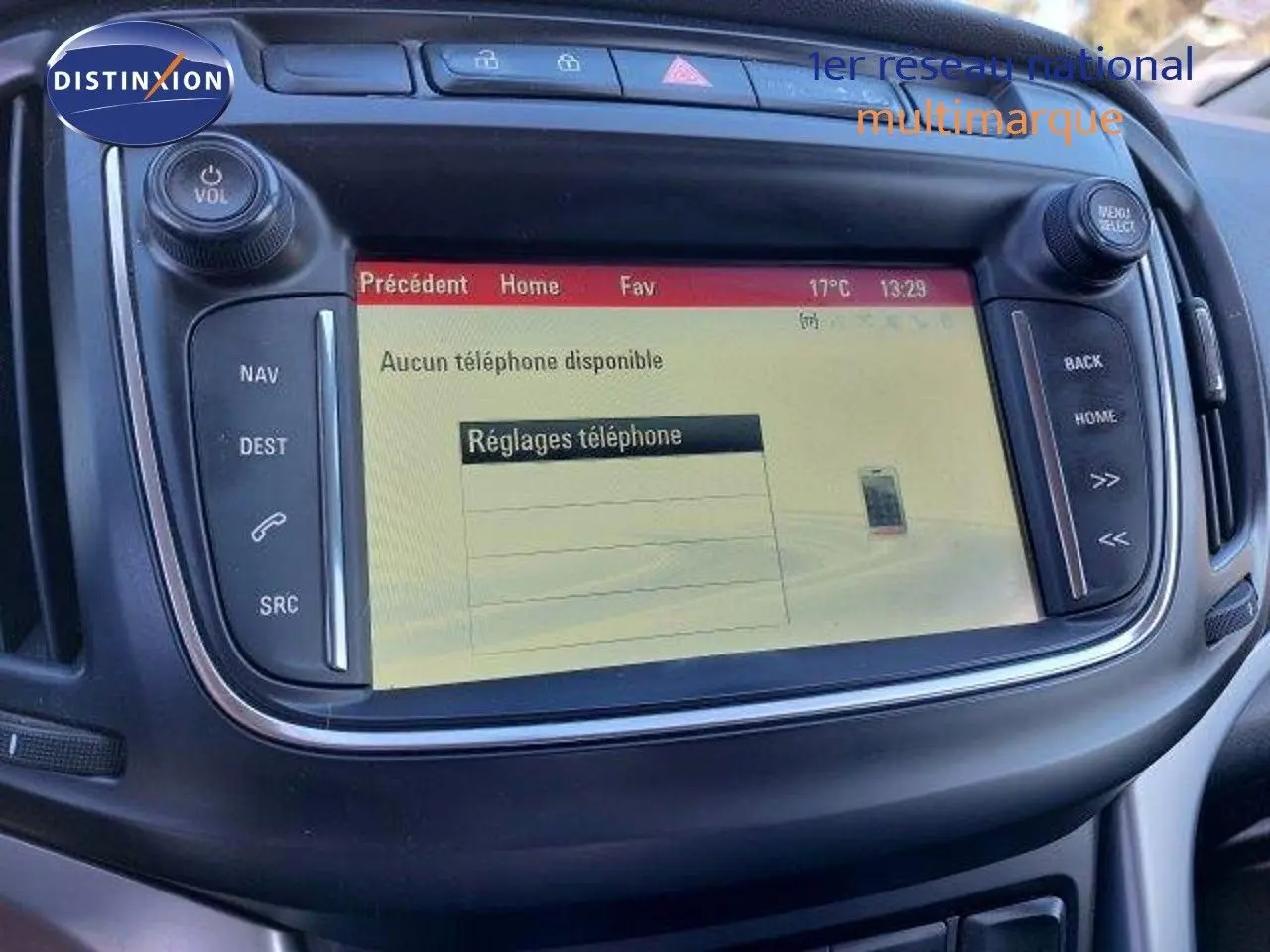 Écran tactile central de l'Opel Zafira 2017 noir métal affichant les réglages téléphone, vue rapprochée du tableau de bord.