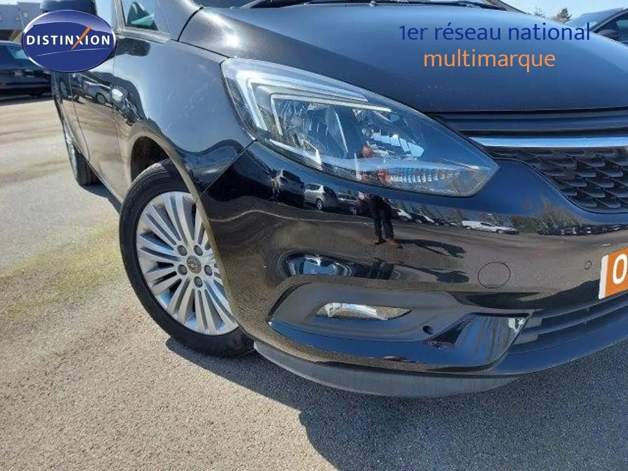 Vue 3/4 avant gauche d'une Opel Zafira noire métal mettant en valeur ses phares LED et jantes alliage 17 pouces.