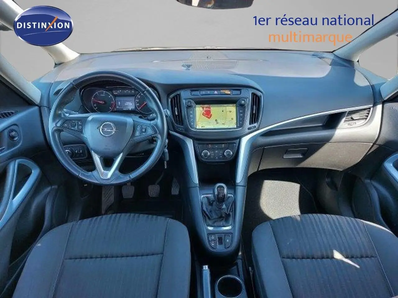 Intérieur de l'Opel Zafira 1.6 CDTI 2017, vue frontale du tableau de bord avec écran GPS et boîte manuelle.