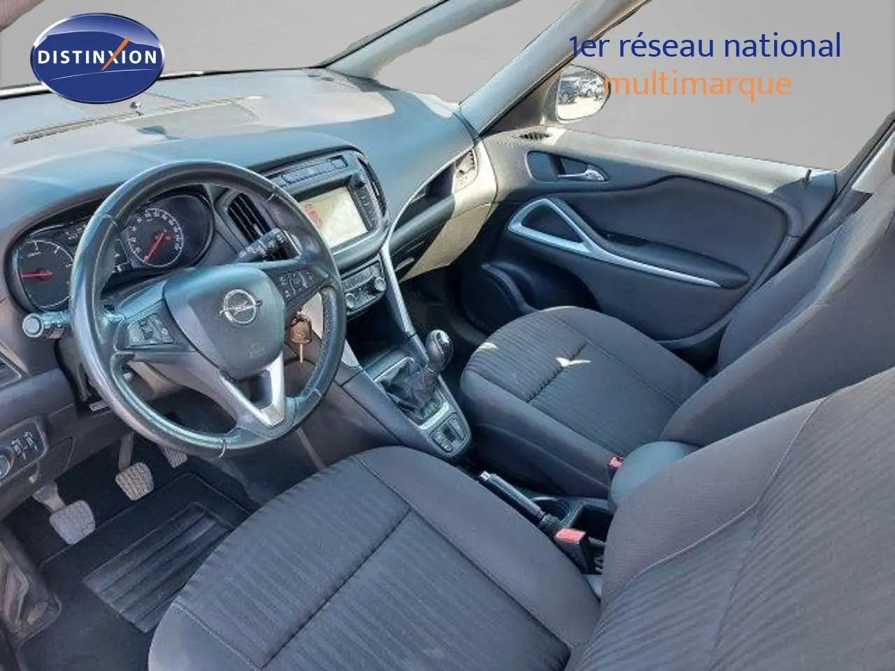 Intérieur avant de l'Opel Zafira 1.6 CDTI 2017, vue côté conducteur, sièges tissu gris et tableau de bord noir.