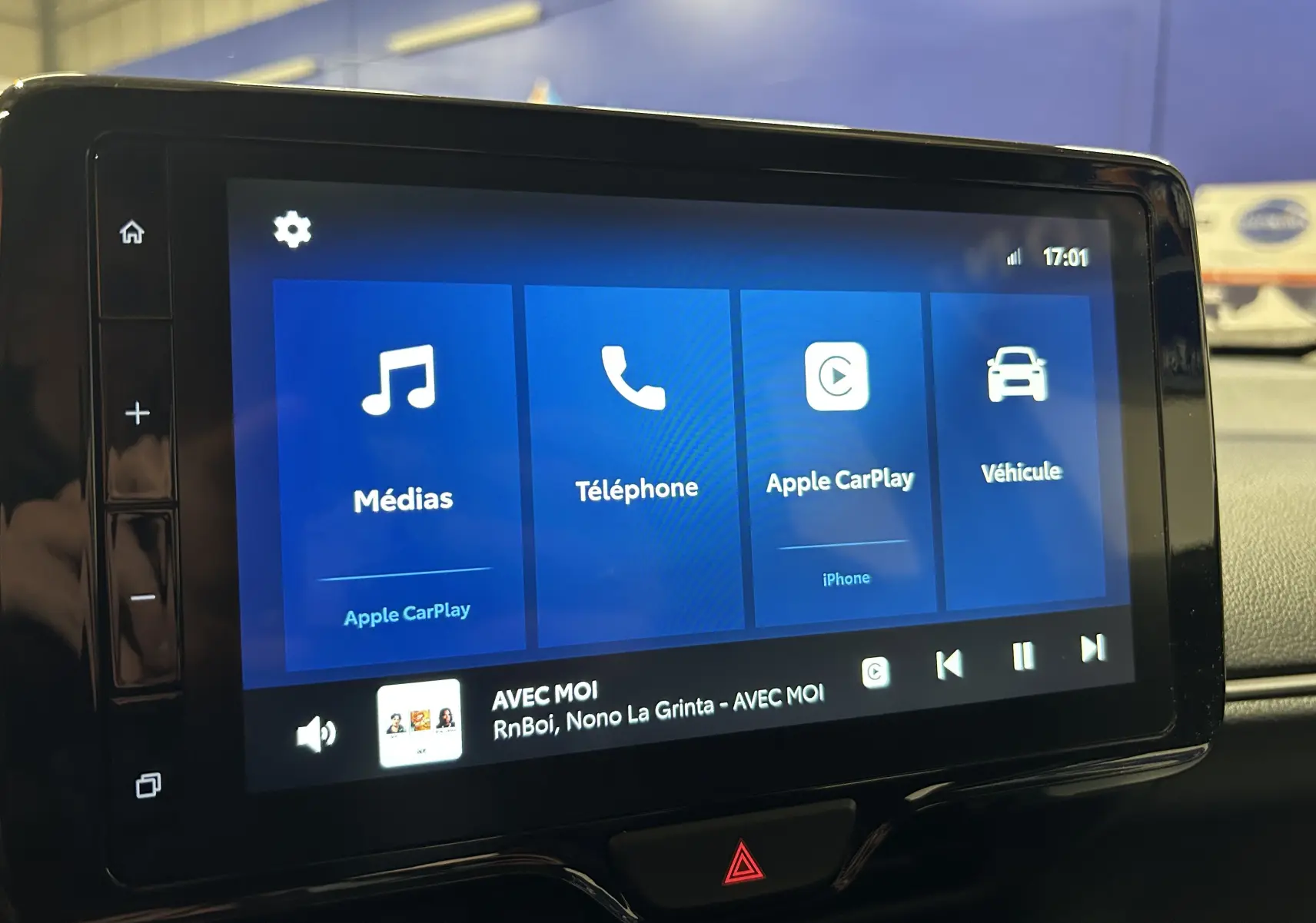 Écran tactile central de la Toyota Yaris Cross 2025 affichant Apple CarPlay et commandes multimédia.