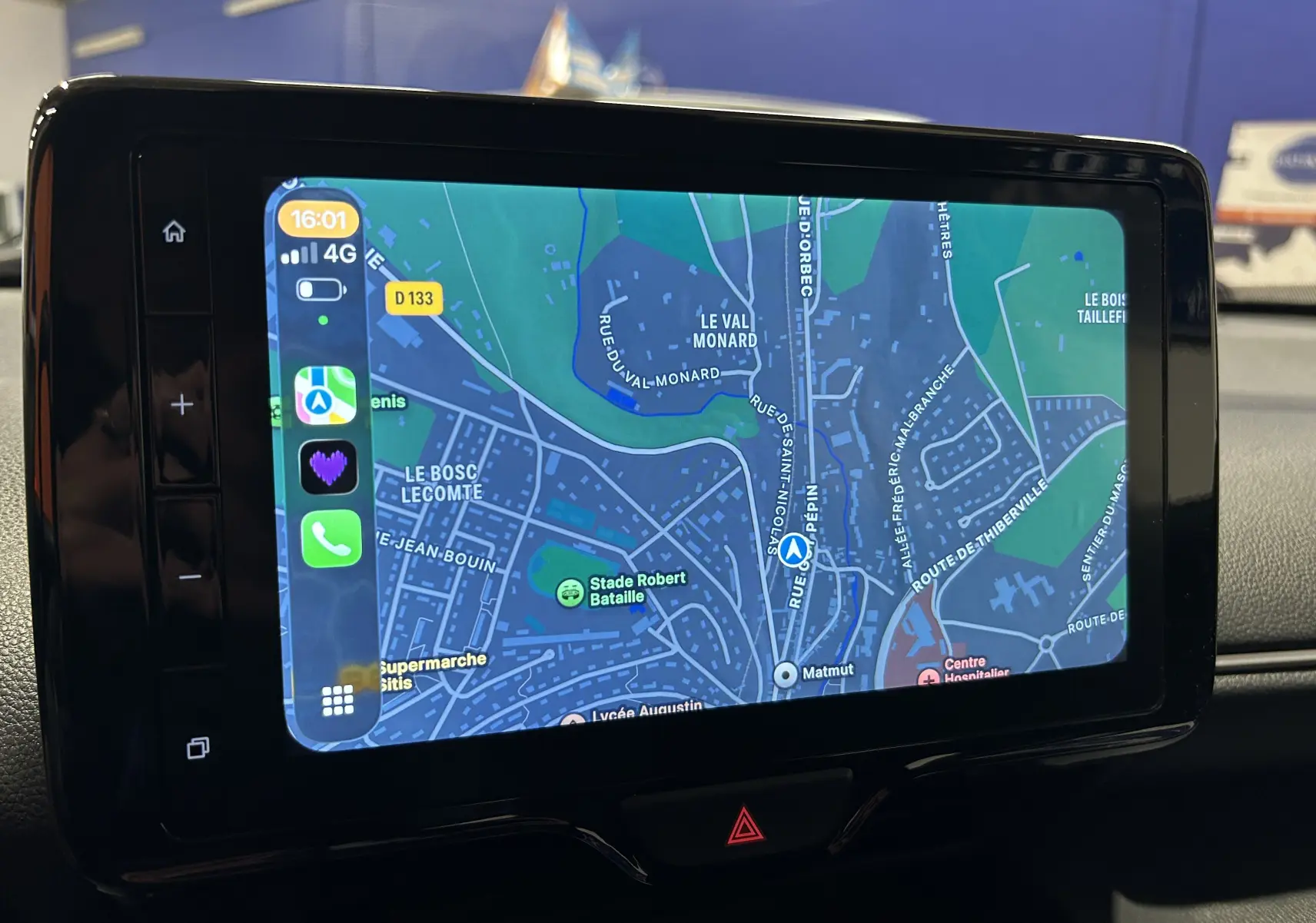 Écran tactile central affichant la navigation GPS dans l’habitacle d’une Toyota Yaris Cross gris minéral, vue de face.