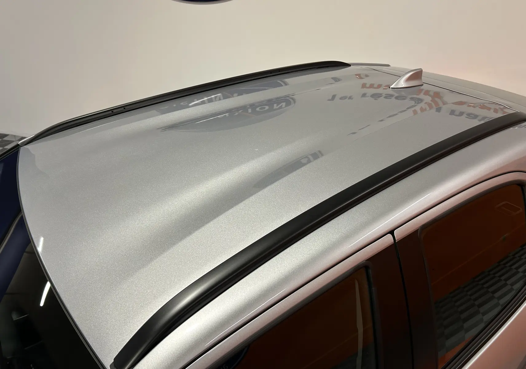 Toit gris minéral de Toyota Yaris Cross 2025 vu en plongée, avec barres de toit noires et antenne requin.