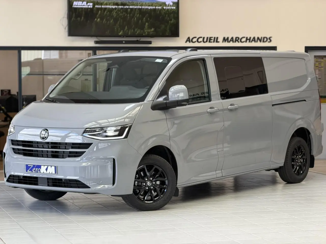 Volkswagen Transporter T7 ProCab gris Stone en 3/4 avant droit avec jantes noires Le Mans 17 pouces.