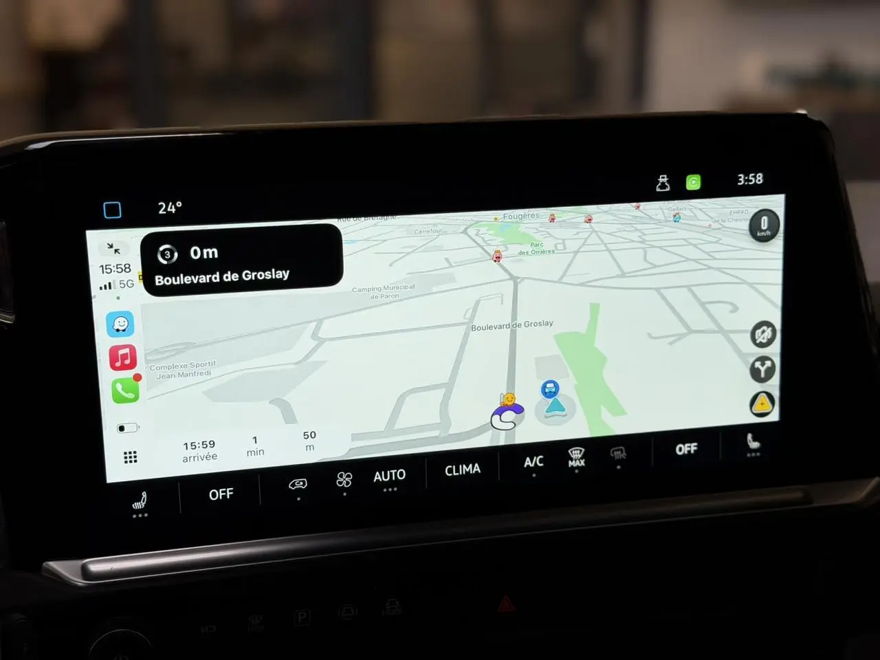 Écran tactile 13 pouces du Volkswagen Transporter T7 affichant la navigation avec interface claire et commandes climatisation.