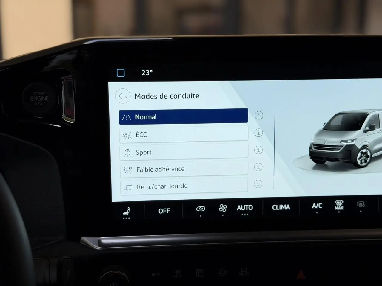 Écran tactile intérieur affichant les modes de conduite du Volkswagen Transporter T7 gris Stone, vue de face.