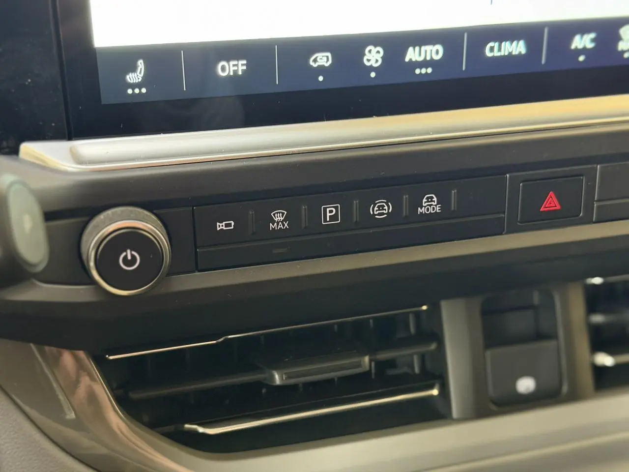 Détail du tableau de bord du Volkswagen Transporter T7 2026 montrant les commandes d'assistance et la ventilation.