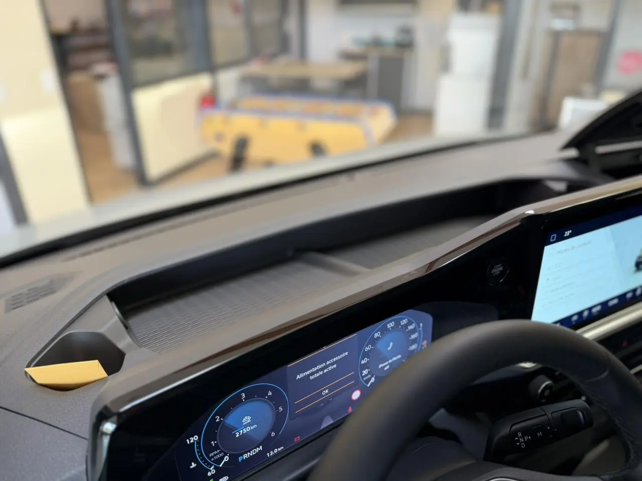 Vue intérieure du tableau de bord du Volkswagen Transporter T7 gris, avec écran digital et volant multifonction.