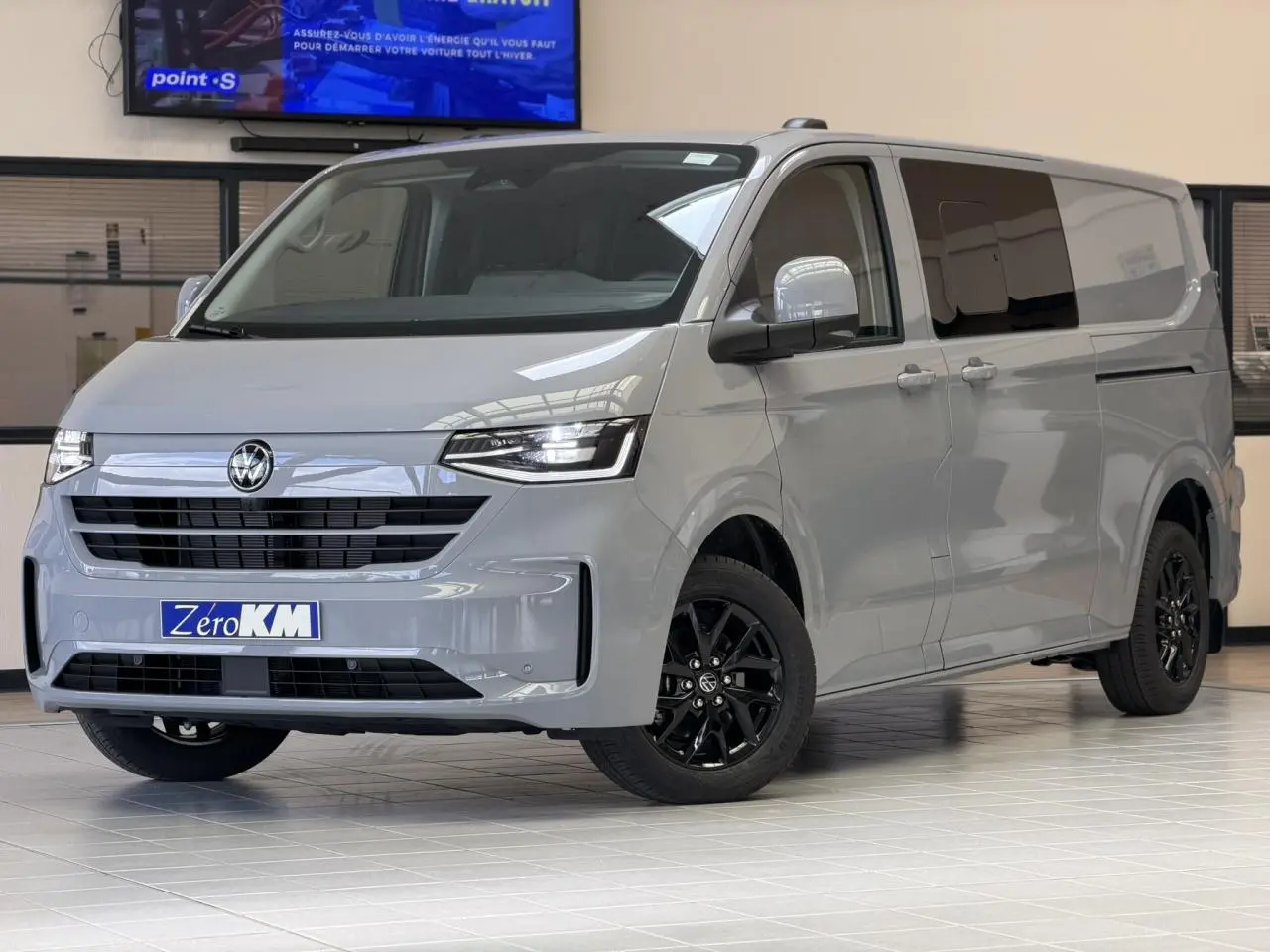 Volkswagen Transporter T7 ProCab gris Stone en 3/4 avant droit avec jantes noires Le Mans 17 pouces.