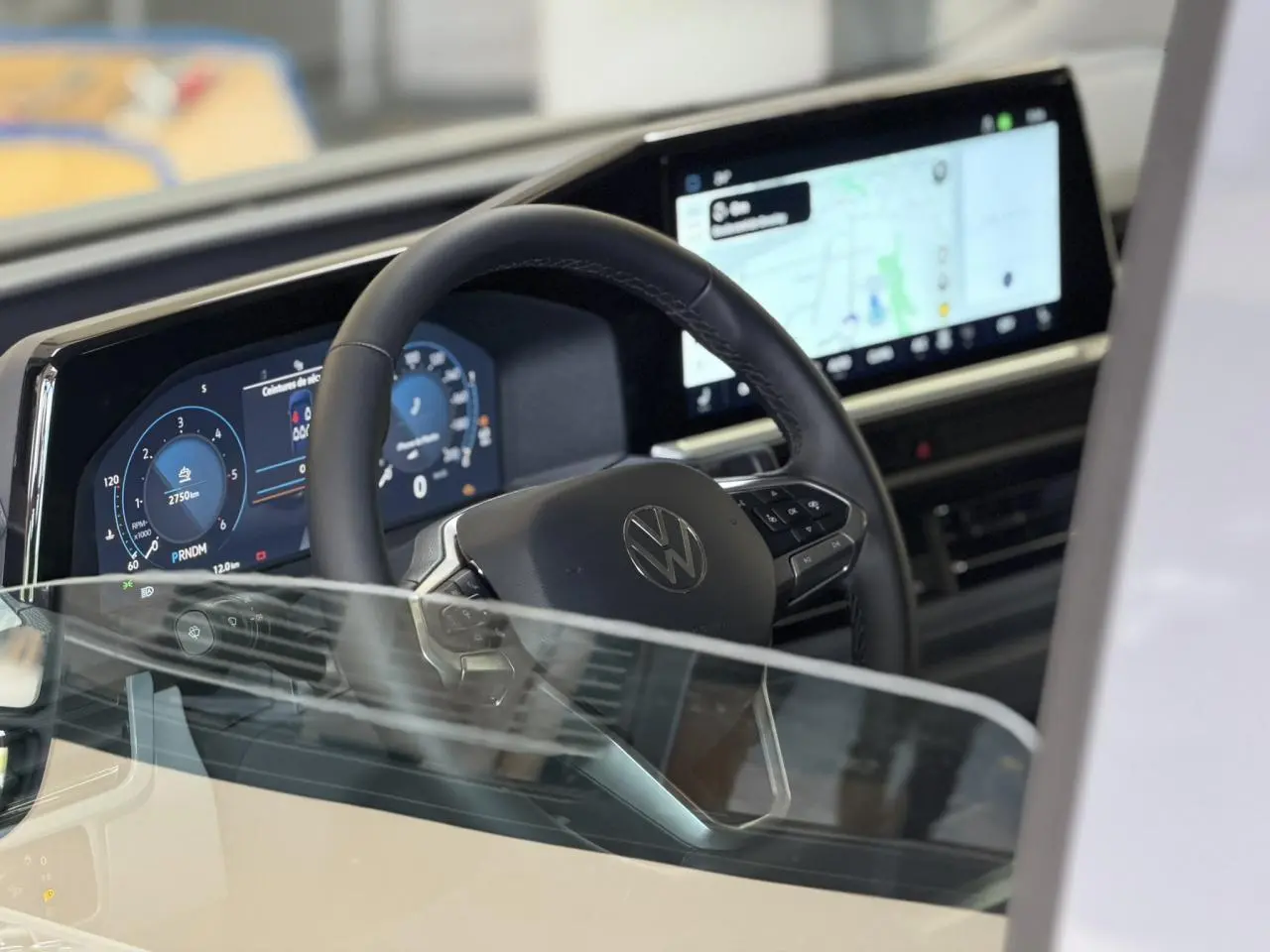 Vue intérieure du tableau de bord et volant noir multifonction du Volkswagen Transporter T7 avec écran tactile et affichage numérique.