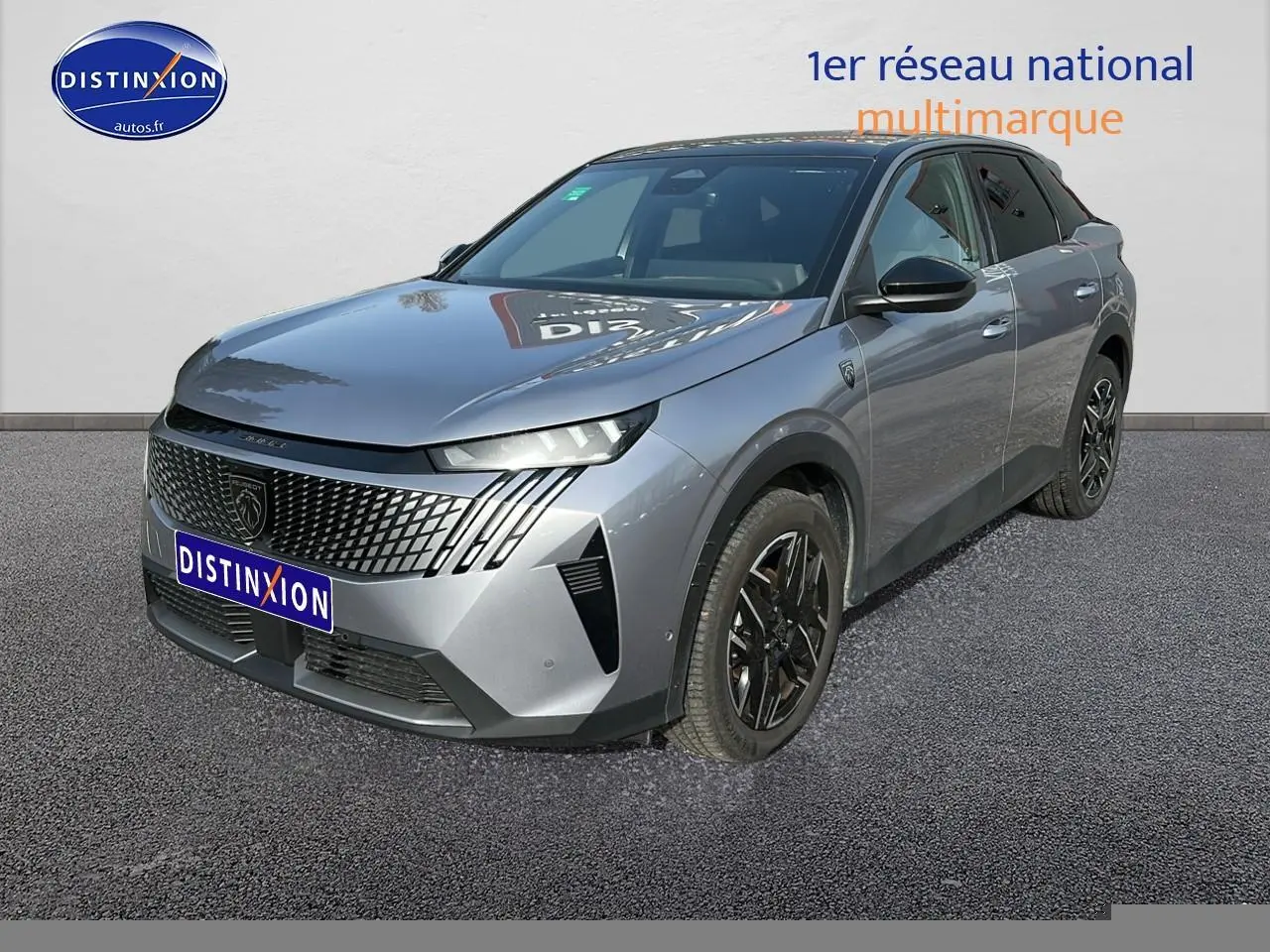 Peugeot 3008 gris artense en 3/4 avant droit, avec calandre distinctive et jantes noires.