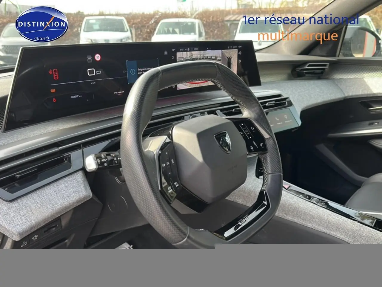 Vue intérieure côté conducteur du Peugeot 3008 gris Artense 2025, volant cuir multifonction et tableau de bord numérique.
