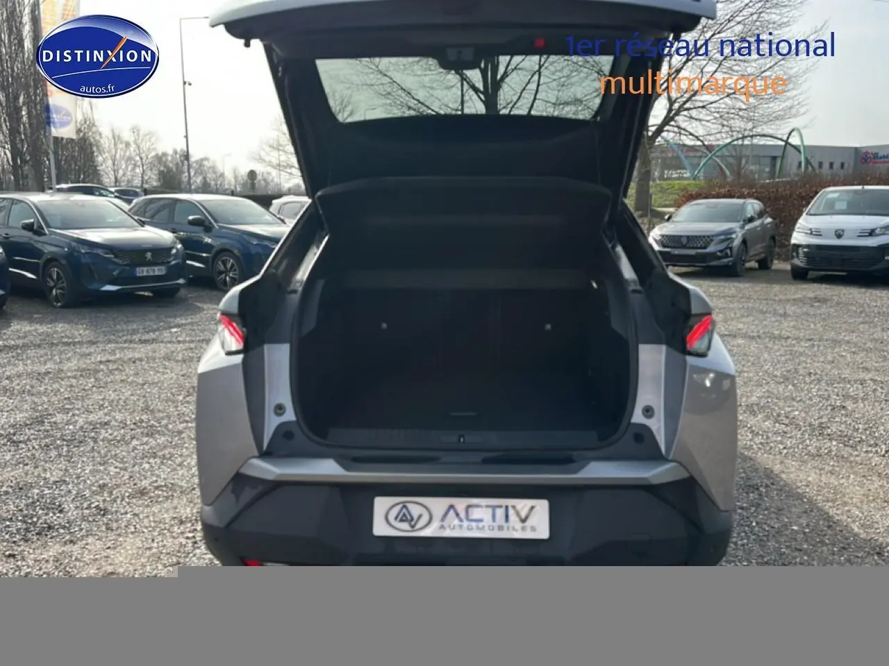 Vue arrière du Peugeot 3008 gris artense 2025 avec coffre ouvert et feux arrière LED visibles.