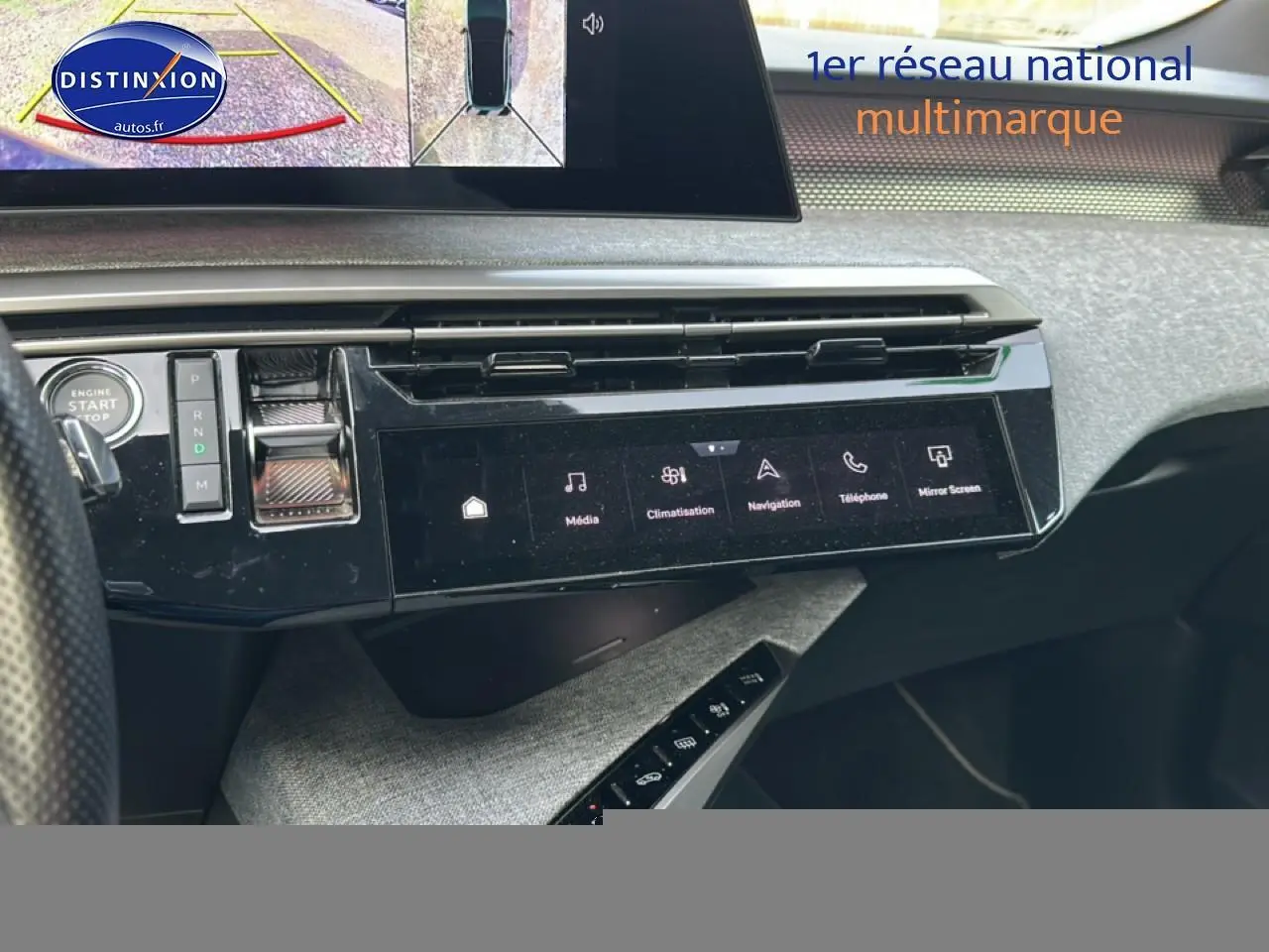 Vue intérieure du tableau de bord tactile du Peugeot 3008 gris Artense, avec écran multifonction et commandes digitales.