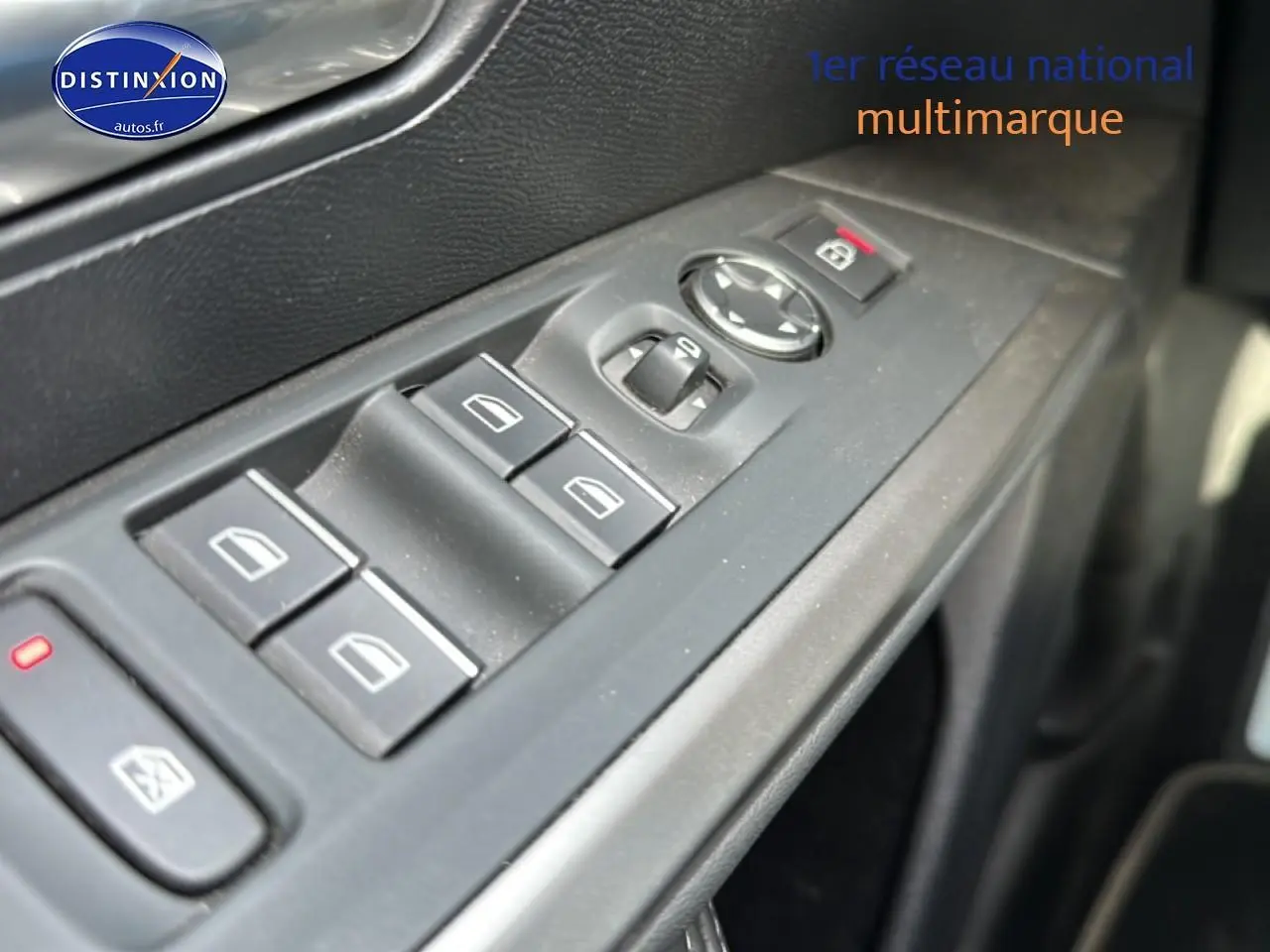 Gros plan sur les commandes de vitres électriques côté gauche intérieur d’un Peugeot 3008 gris Artense 2025.
