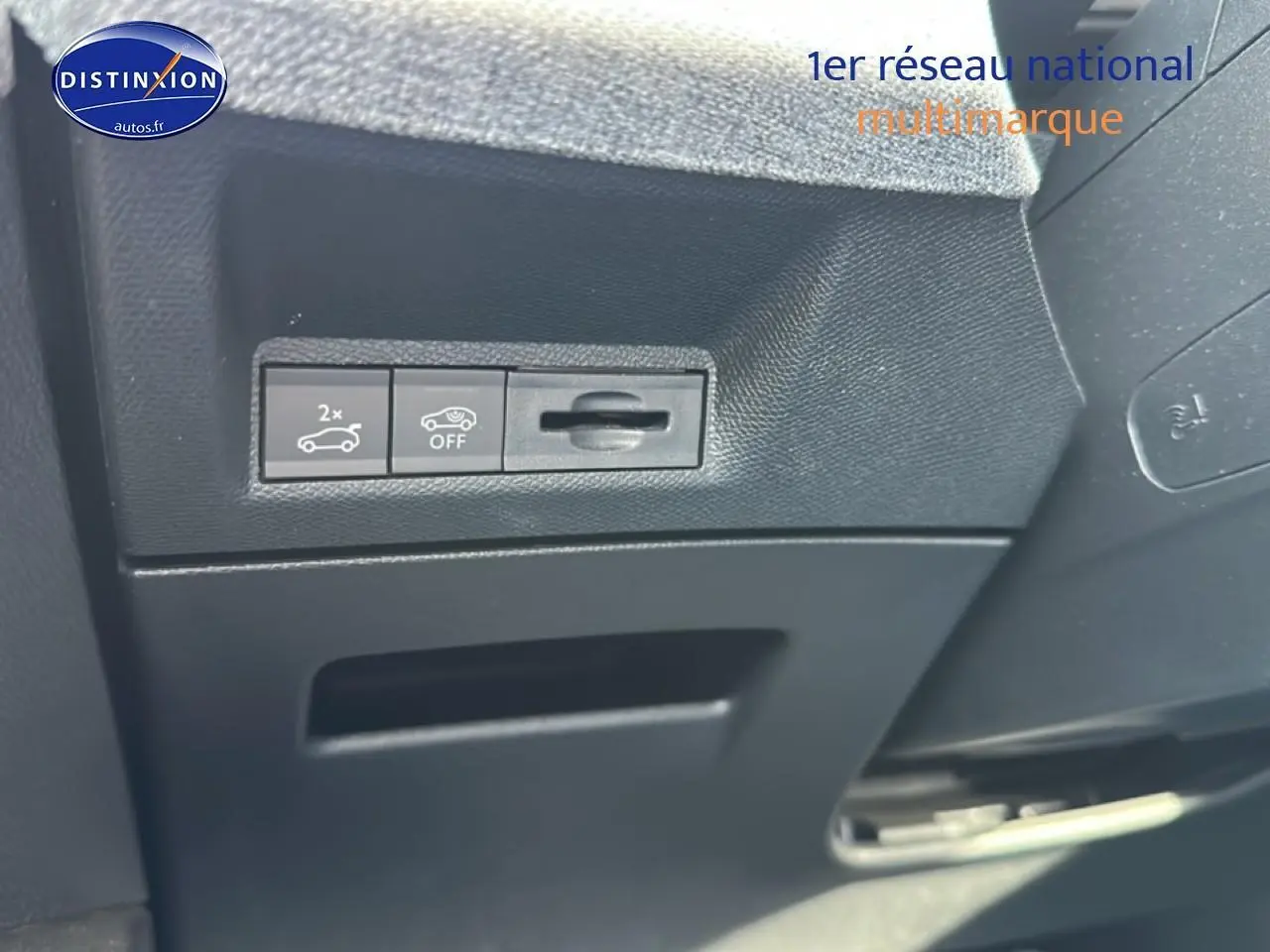 Gros plan sur les commandes d'ouverture du coffre et désactivation de l'assistance au freinage du Peugeot 3008 gris Artense.