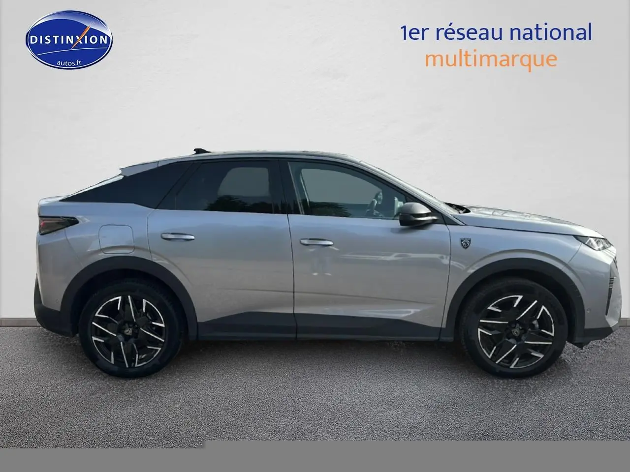 Profil latéral droit d’un Peugeot 3008 gris artense avec jantes alliage noires et toit noir.