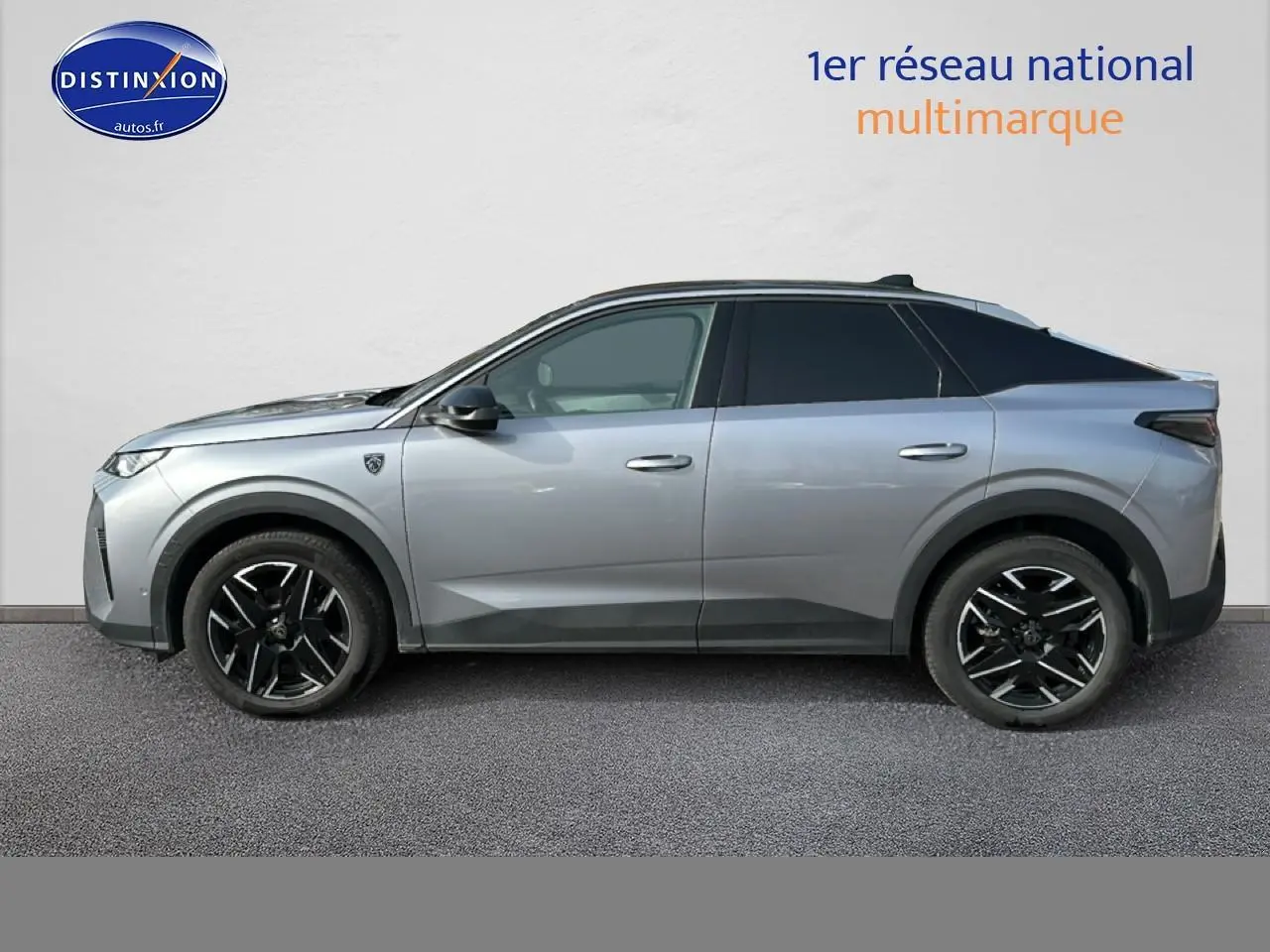 Vue de profil droit du Peugeot 3008 gris Artense 2025 avec jantes noires et toit noir contrasté.