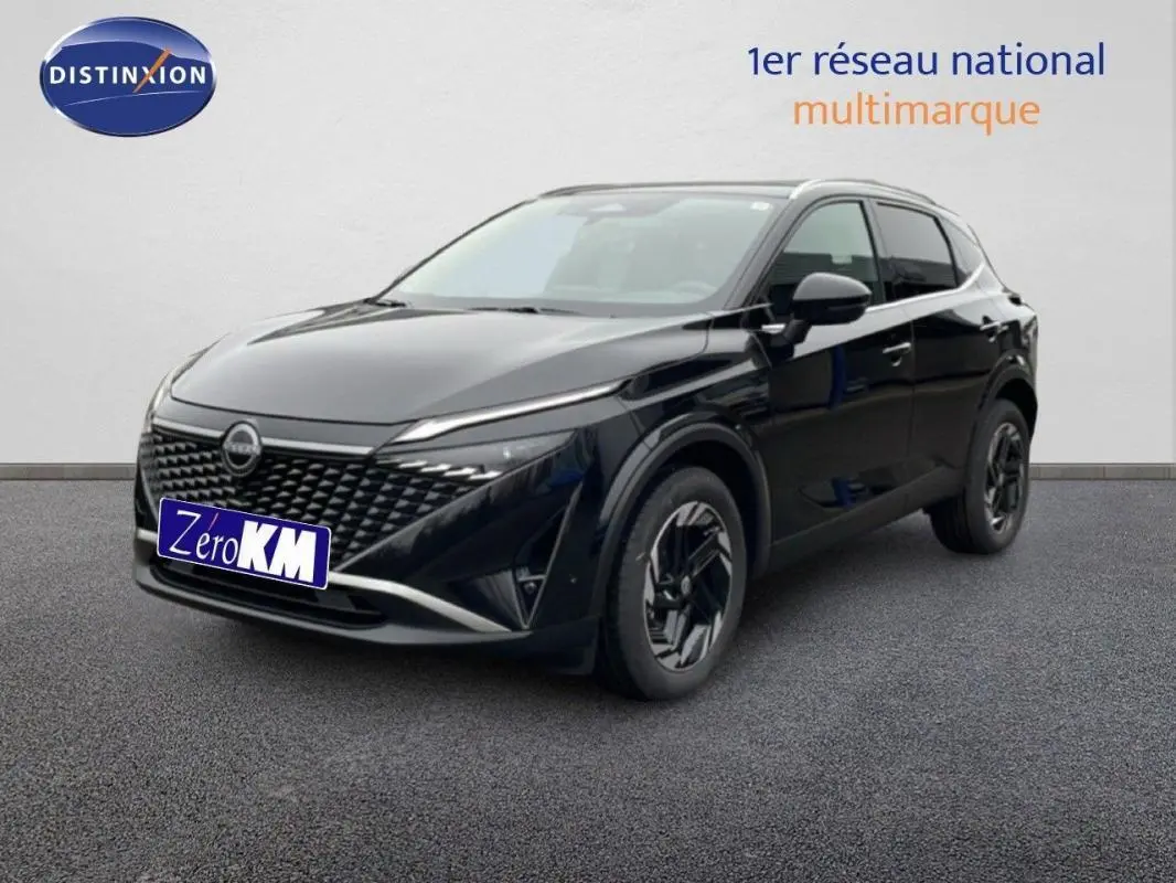 Nissan Qashqai 2025 noir en 3/4 avant droit, avec calandre imposante et jantes aluminium distinctives.