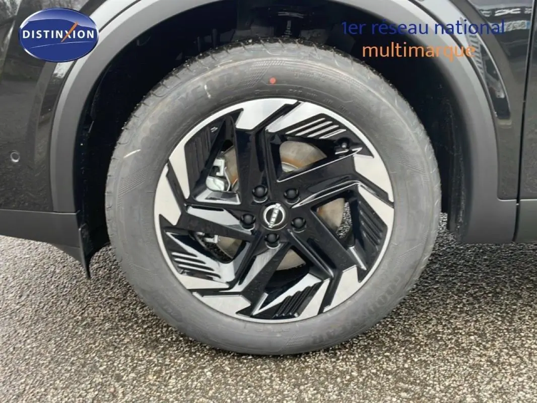 Gros plan sur la roue avant gauche du Nissan Qashqai noir 2025 avec jante aluminium au design moderne.