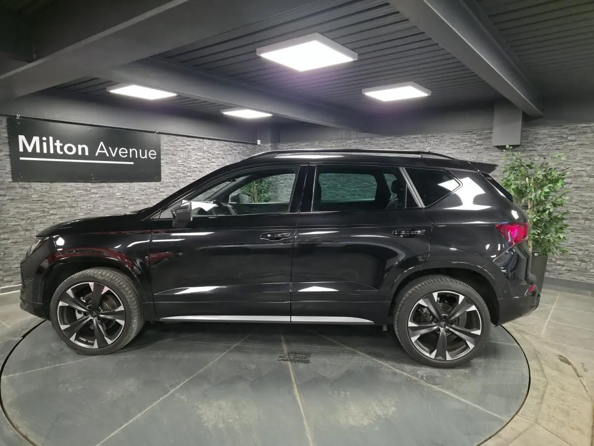 Vue de profil côté gauche d’un CUPRA Ateca 2024 noir avec jantes alliage 19 pouces et pack extérieur Black Pack.