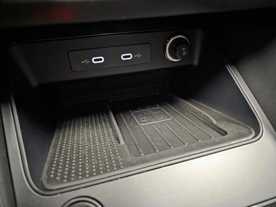 Vue rapprochée de la console centrale noire du CUPRA Ateca 2024 avec ports USB-C et prise 12V.