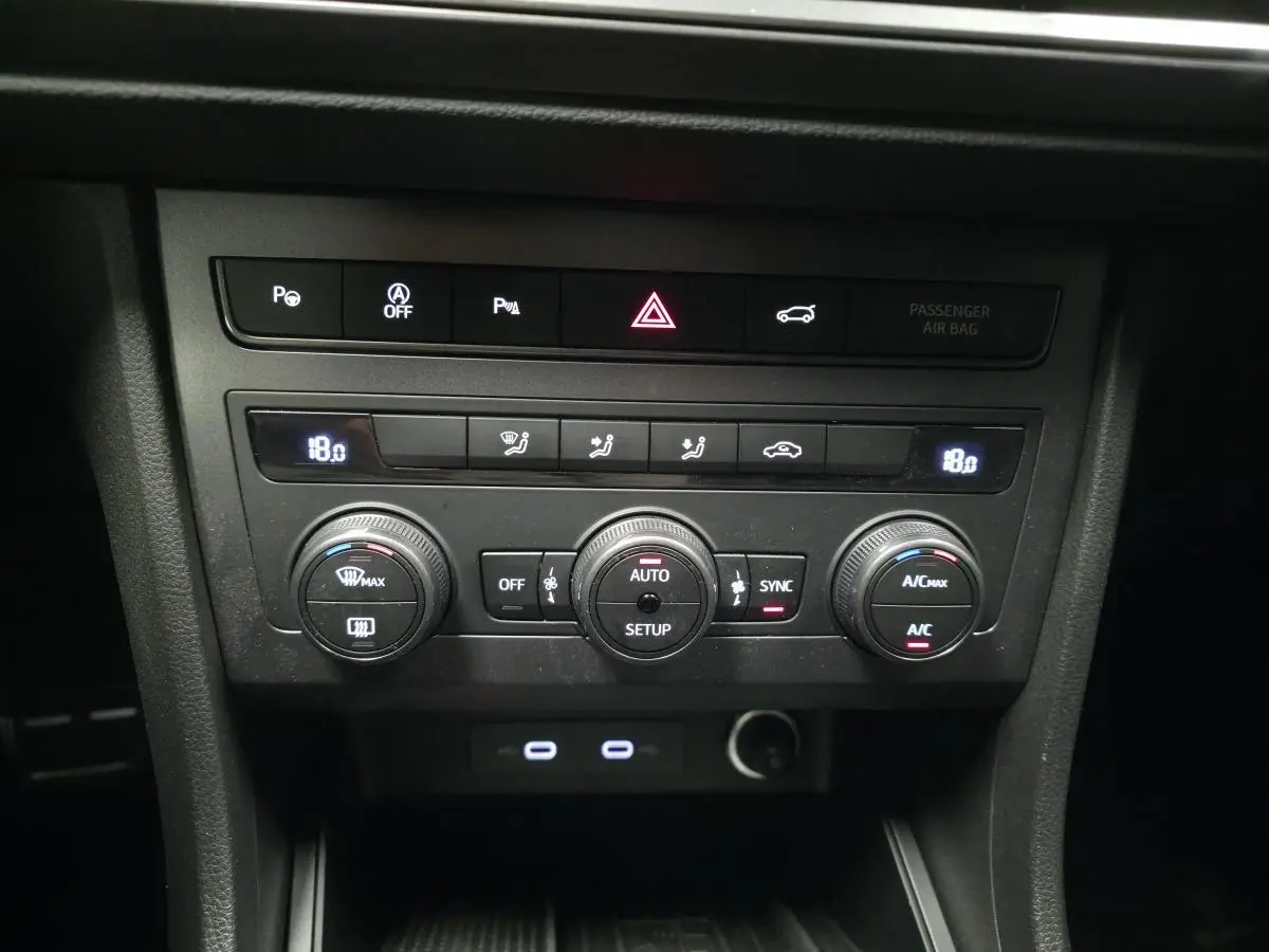Tableau de bord de la CUPRA Ateca 2024, détail de la climatisation automatique bi-zone avec commandes rotatives.