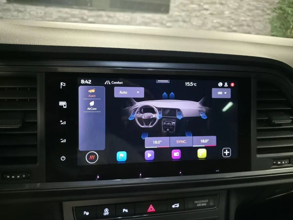 Écran tactile central affichant la climatisation bi-zone et l’interface intérieure du CUPRA Ateca noir 2024.